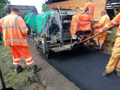 finišer vögele v akci asfaltování silnice