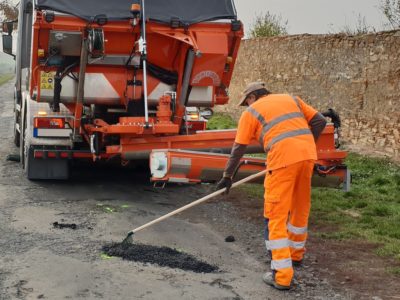 malé asfaltování, opravy výtluků a prasklin v asfaltu