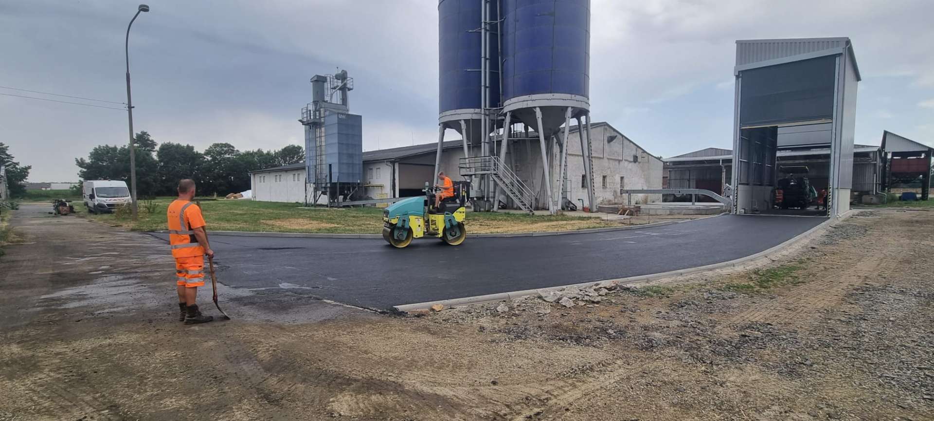 Pevné cesty pro těžkou techniku: Asfaltování zemědělských cest a objektů, které vydrží roky