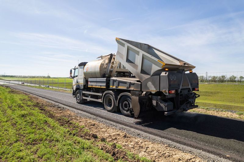 Asfaltové nátěry: klíčový nástroj pro údržbu a prodloužení životnosti vozovek