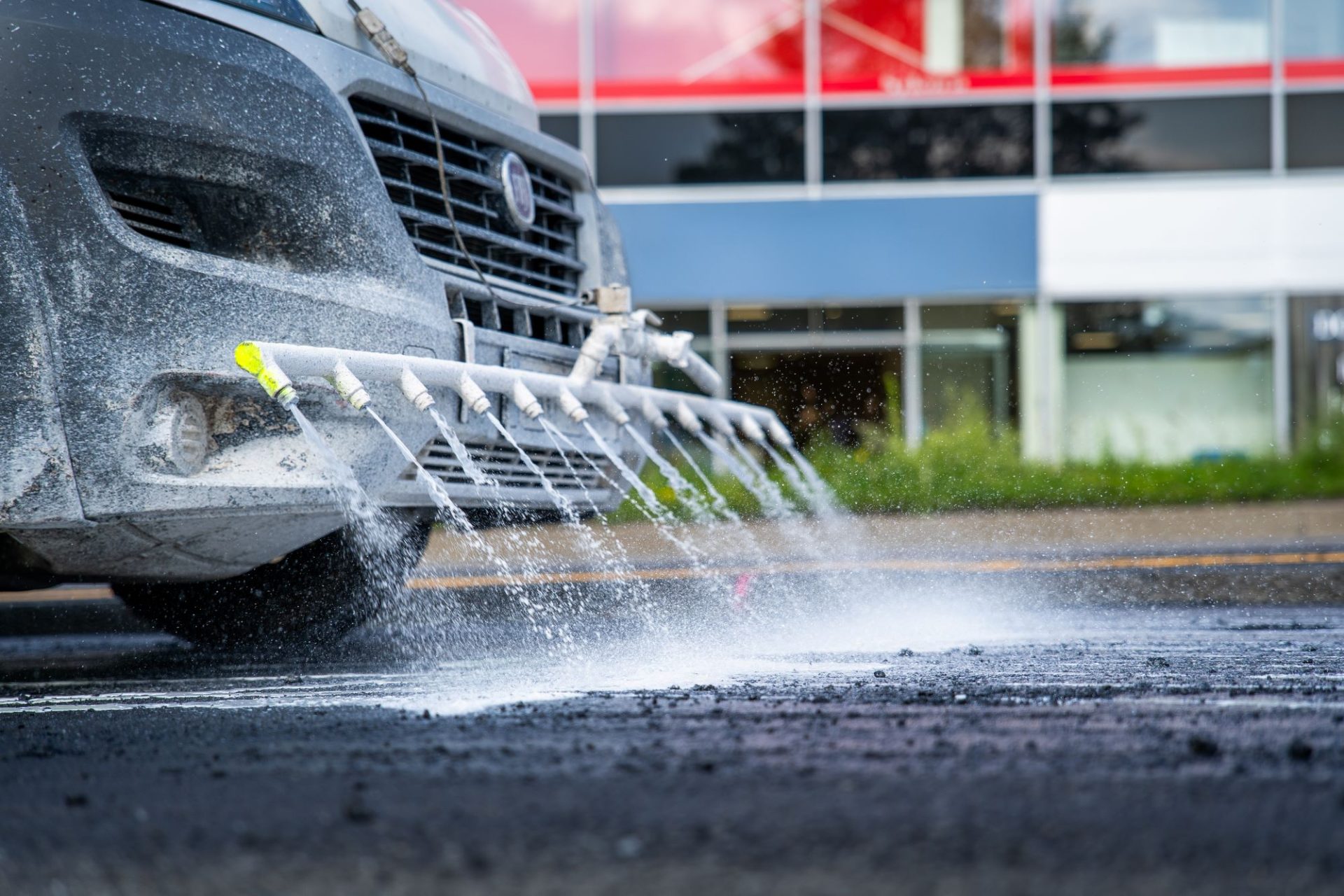 Aplikace vápenného mléka na spojovací postřiky: ochrana postřiku i okolí stavby