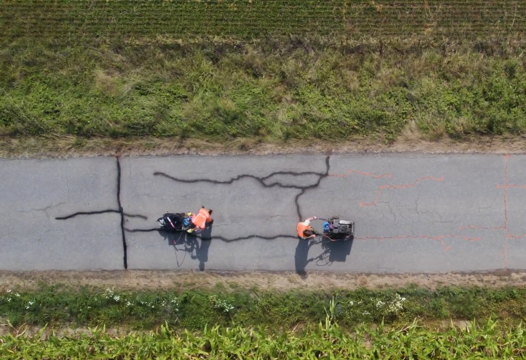Jak ošetření trhlin a spár prodlužuje životnost silnic