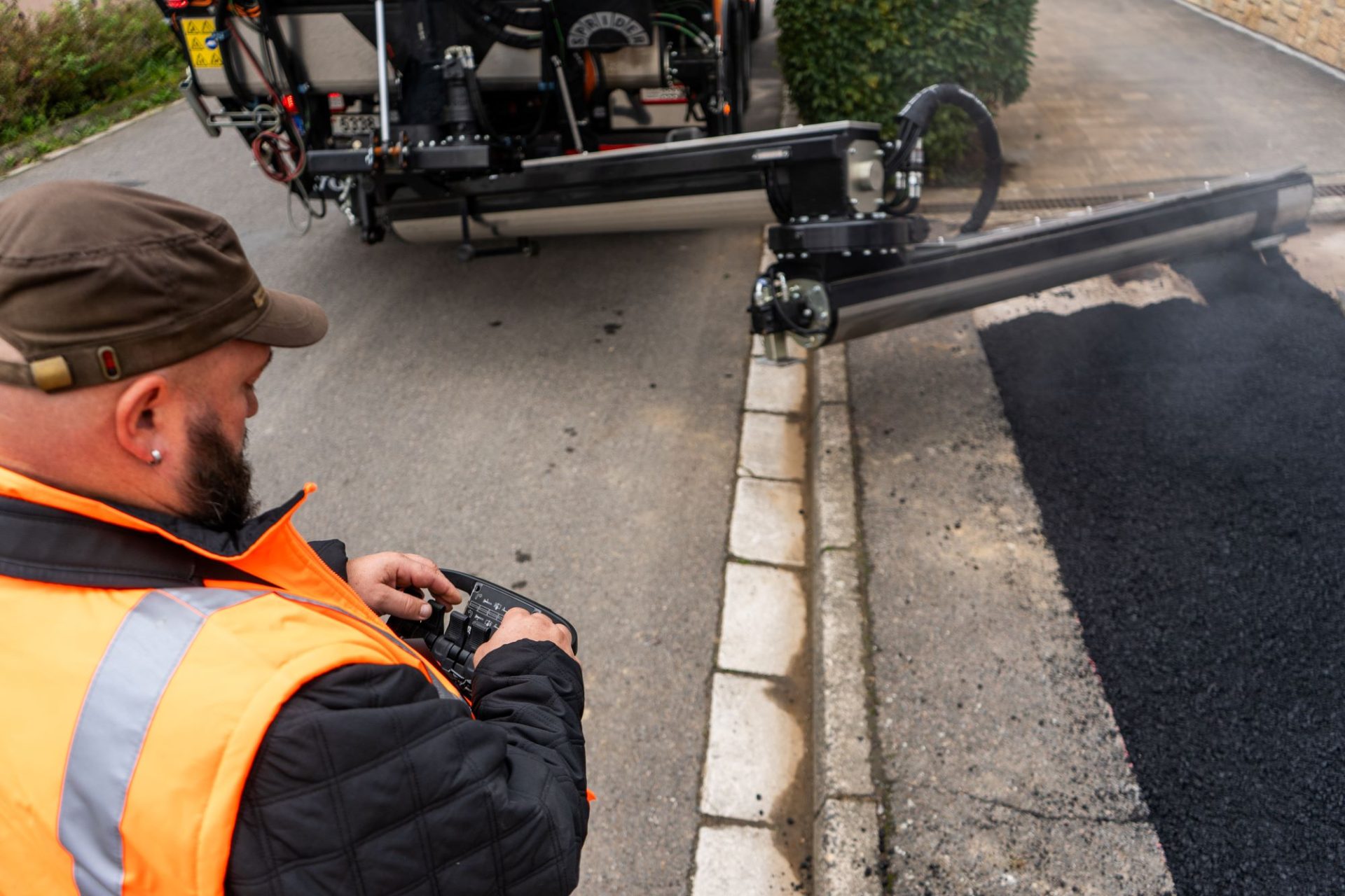 Asfaltování malých ploch: rychlá a ekonomická oprava překopů, výtluků a výřezů